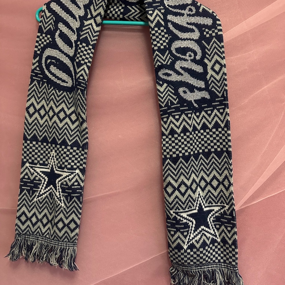 Dallas Cowboys Navy and Gray Patterned Scarf.
